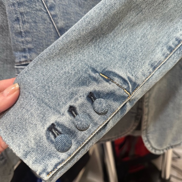 Alice + Olivia - Macey
NWT
Denim Fitted Blazer in Bay
Blue - Picture 4 of 10